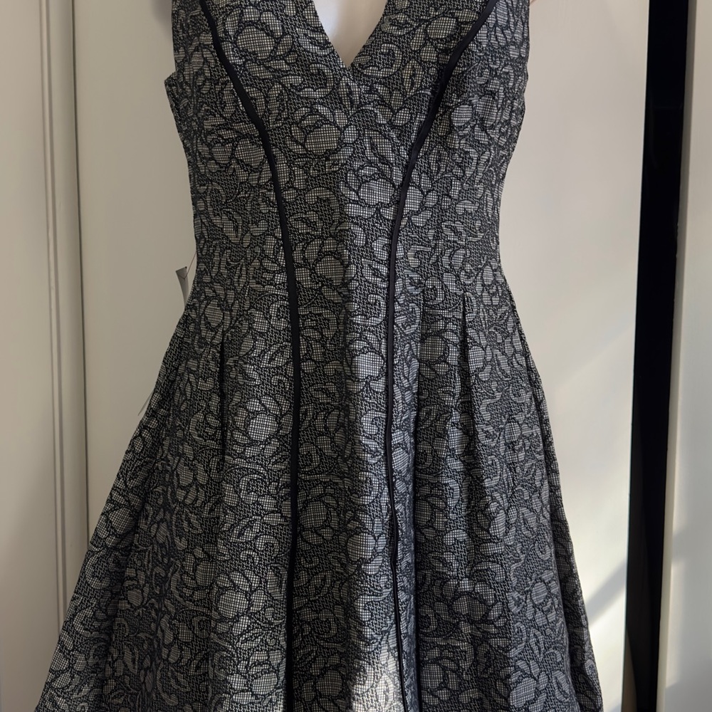 Bebe floral jacquard pleat dress - Picture 3 of 4